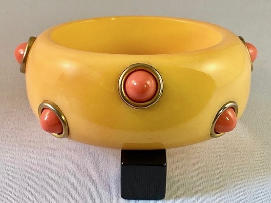 BB167 corn bakelite bangle with coral raised bullet dots